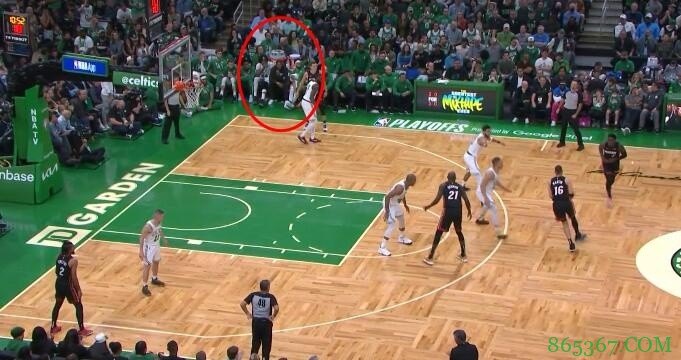 平森发推:凯尔特人板凳席上穿黑色的是谁啊 会让热火球员混淆的