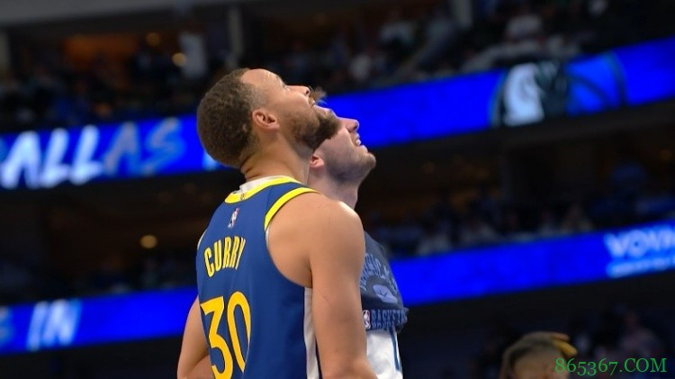 独行侠主场漏水 雨水从顶棚直接浇到了勇士替补席前