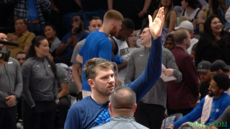 独行侠主场漏水 雨水从顶棚直接浇到了勇士替补席前