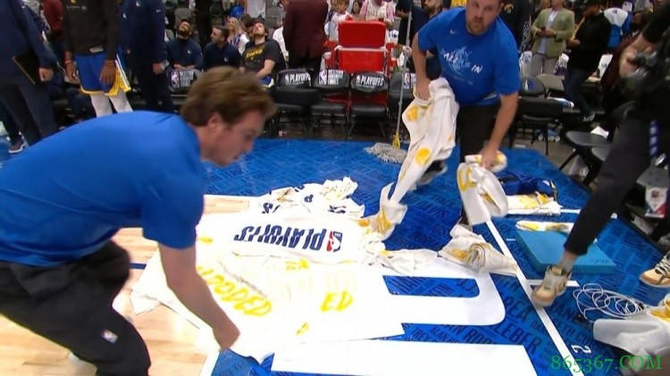 独行侠主场漏水 雨水从顶棚直接浇到了勇士替补席前