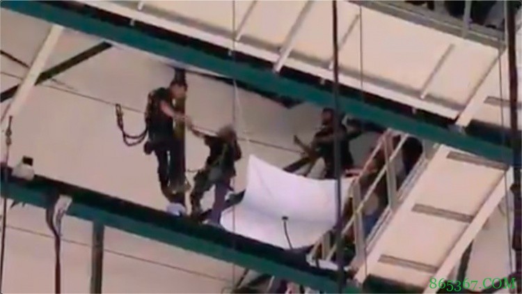 奥尼尔:让巴克利脱掉那件丑外套 用胶带胶水黏上去 就不会漏水了