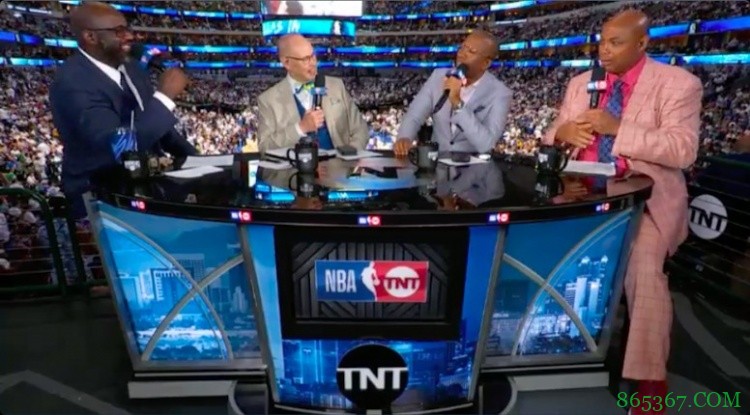 奥尼尔:让巴克利脱掉那件丑外套 用胶带胶水黏上去 就不会漏水了