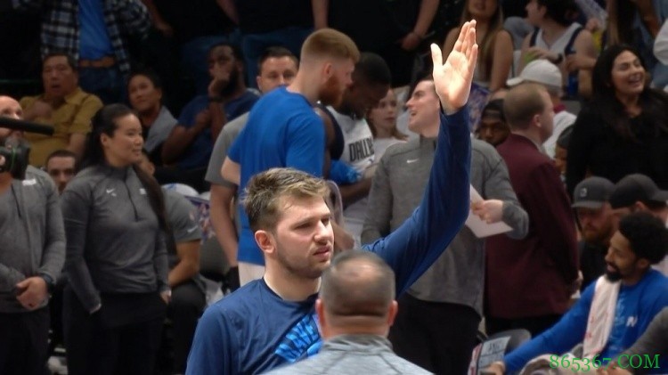 场馆漏水期间在干嘛？东契奇笑答：我玩了会拉米牌