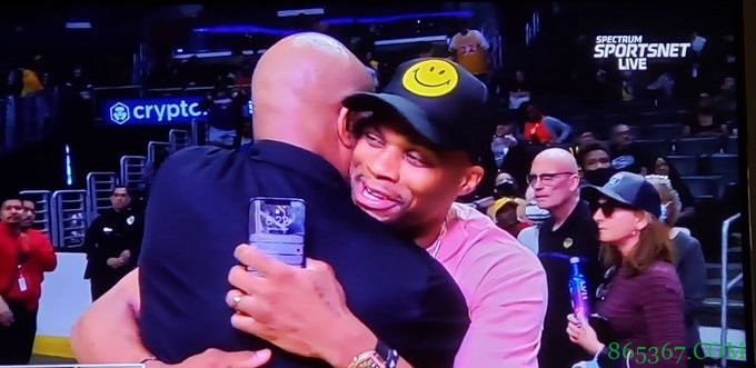 老友相见！威少观战WNBA与老鱼开心相拥