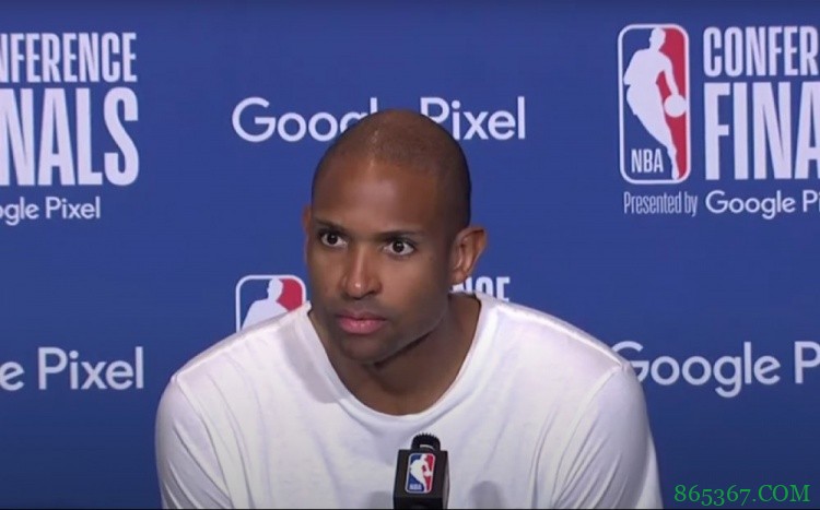 霍福德谈罗威：他的防守太强了 感谢有他在