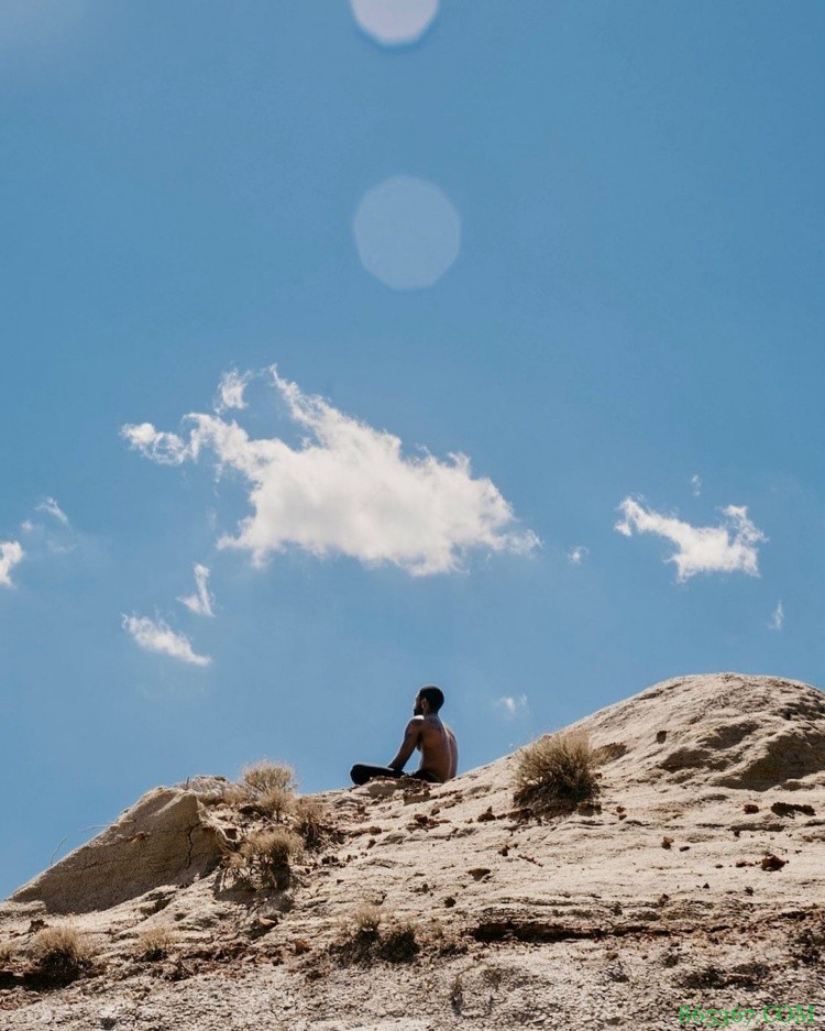 欧文INS晒自己打坐冥想照片：你好 为造物主祈祷 为治愈世界祈祷