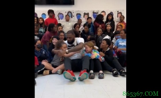 詹姆斯回到“I Promise”学校看望孩子们 小朋友们非常激动