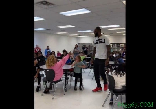 詹姆斯回到“I Promise”学校看望孩子们 小朋友们非常激动