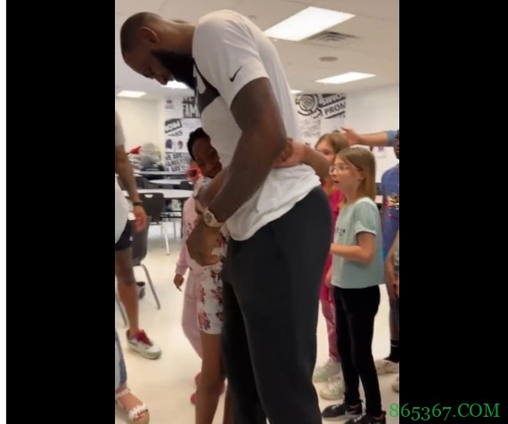 詹姆斯回到“I Promise”学校看望孩子们 小朋友们非常激动