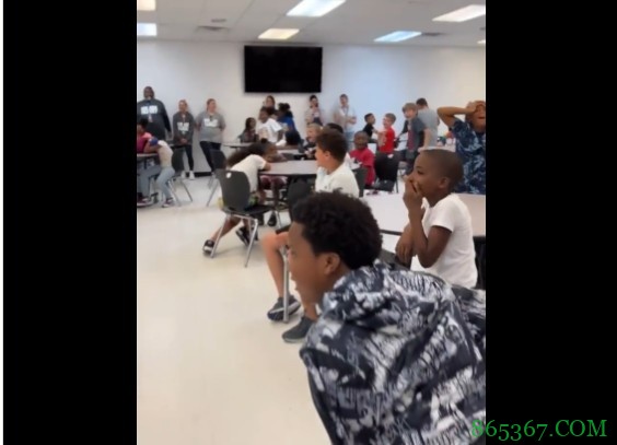 詹姆斯回到“I Promise”学校看望孩子们 小朋友们非常激动