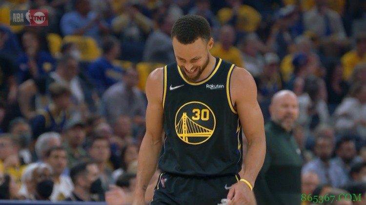 库里防守中横移崴到右脚 暂停调整之后重返比赛