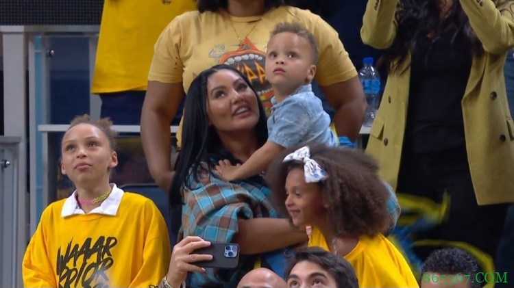 ?老爹库里拿到西决MVP 小儿子卡农在妈妈怀里一脸懵逼