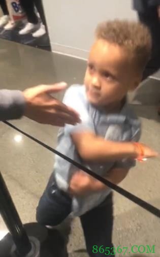 库里球员通道与球迷击掌 小卡侬有样学样相当有范儿