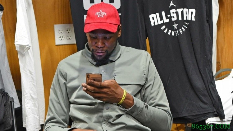 ??美媒调侃此刻的杜兰特:低头打字“他们没KD夺不了冠”