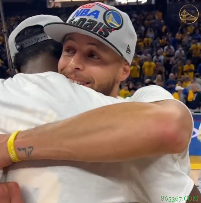 追梦&库里先后深情拥抱维金斯:欢迎来到这个派对!