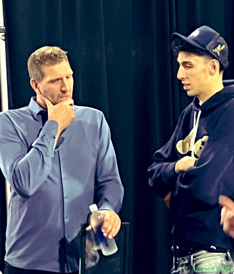 来帮帮77?诺维茨基与状元热门切特-霍姆格伦今日交流了近半小时