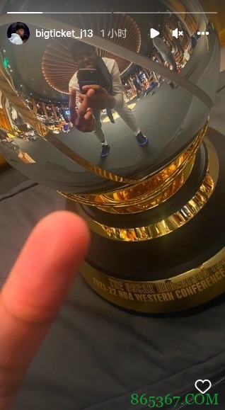 还记得我吗?怀斯曼INS晒出西决奖杯照片 手里比着✌?