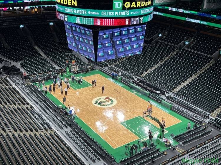 绿军主场每个座位都为球迷准备了印有“Beat the Heat”的毛巾