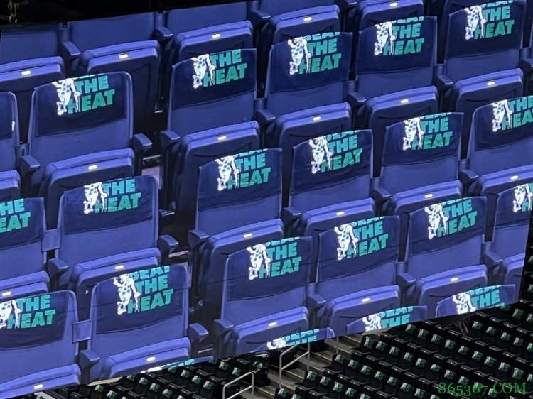 绿军主场每个座位都为球迷准备了印有“Beat the Heat”的毛巾