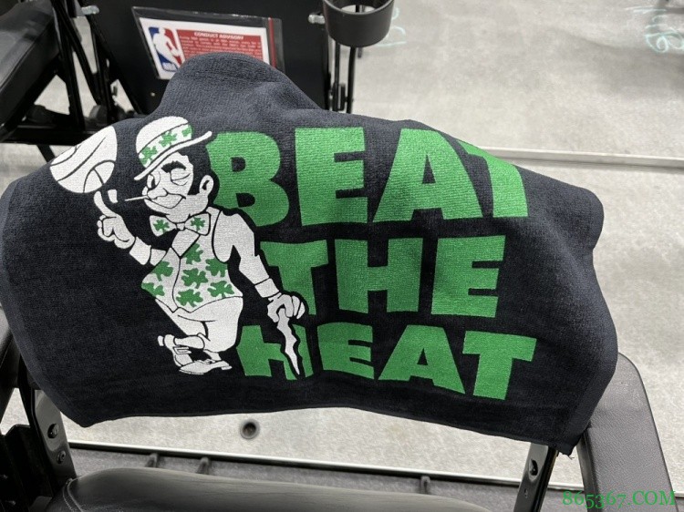 绿军主场每个座位都为球迷准备了印有“Beat the Heat”的毛巾