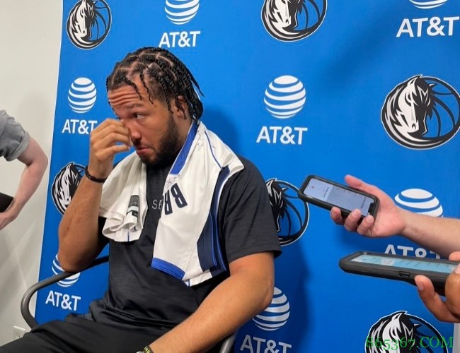 意义非凡！布伦森谈队友签名球衣：我热爱与这些球员们一起打球