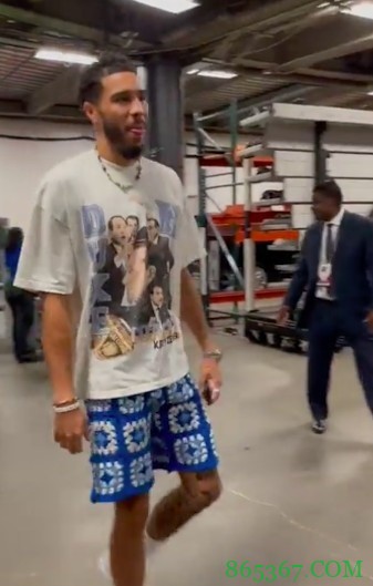 G6赛前塔图姆身穿一件印有杜克恩师老K教练的T恤进场