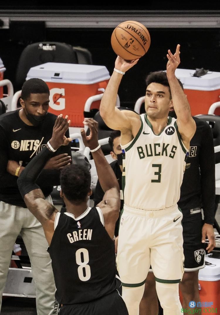 后卫伊莱贾-布莱恩特去年随雄鹿夺得NBA冠军 今年夺得欧冠冠军