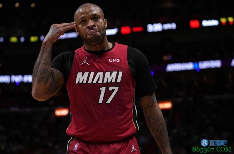 为何塔克带伤作战? 斯波:他眼神死死盯着我 并要求出战下半场