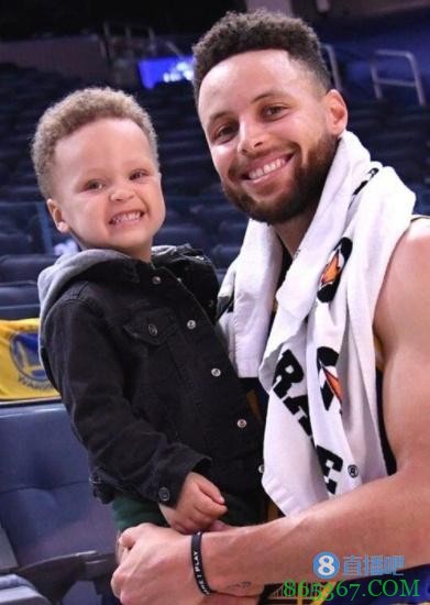 今年是否是生涯最满意赛季?库里傻笑回应:拭目以待吧