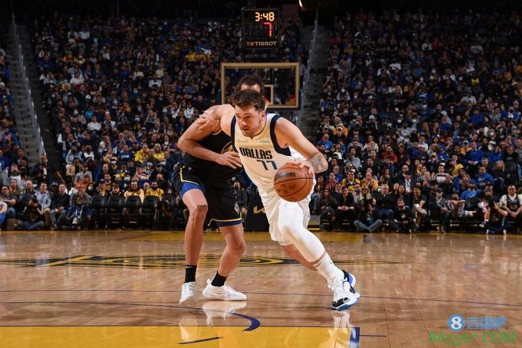 西决首秀！东契奇半场12投5中 已得到18分4板2助1断