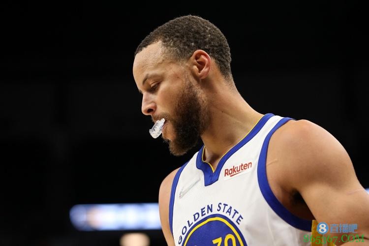 博格斯谈库里:想不到当年我怀里的孩子 变成了地球最佳射手