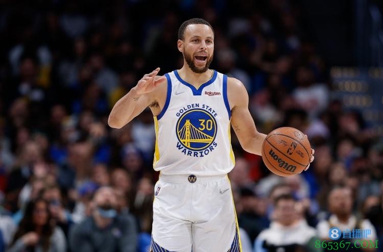 科尔称赞库里体能:他在防守端飞奔 进攻时还要参与每一次挡拆