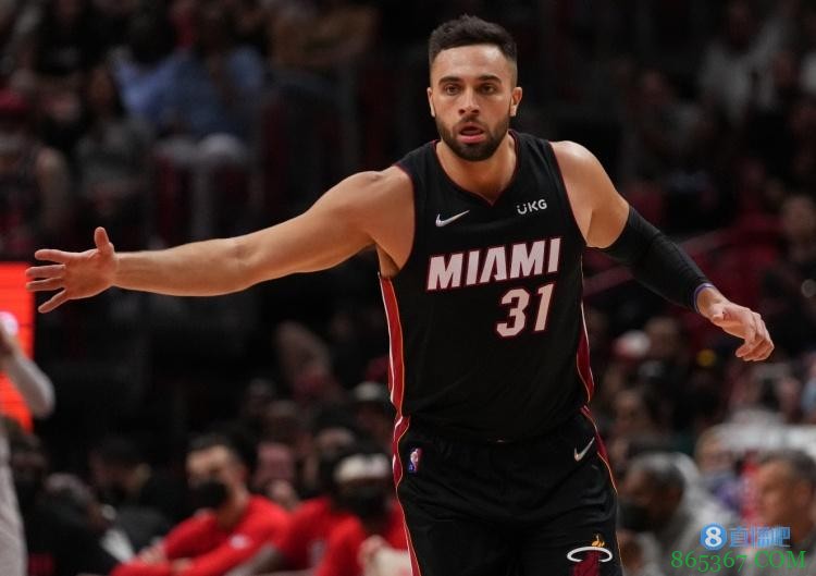 ?双坑!洛瑞+斯特鲁斯投篮合计15中0 后者两战16中0