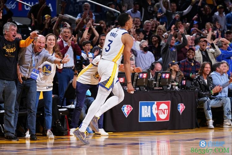 普尔谈库里篮板:这展现了他的全能 他是一个很棒的篮板手