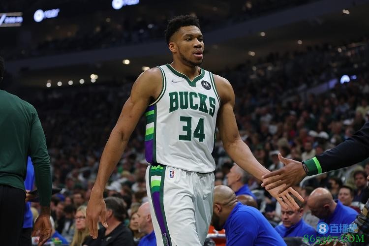 字母连续4年全票入选最佳阵容一阵 NBA近50年来首位！