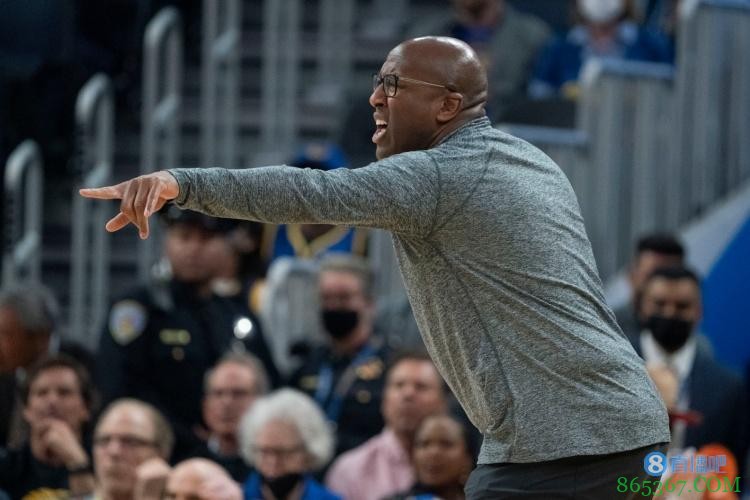 迈克-布朗:卢尼G6整场都非常投入 一哥在场边一刻也没闲着