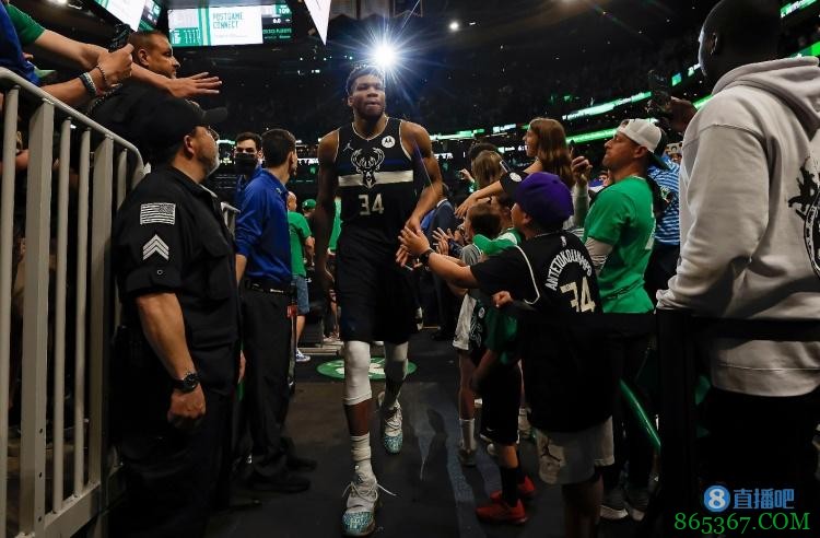 字母哥连续2场季后赛至少20分20板5助 历史第8人&比肩多位名宿