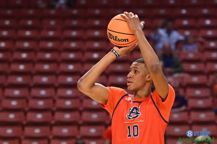 名记：现在的共识是魔术将用状元签选择霍姆格伦或史密斯