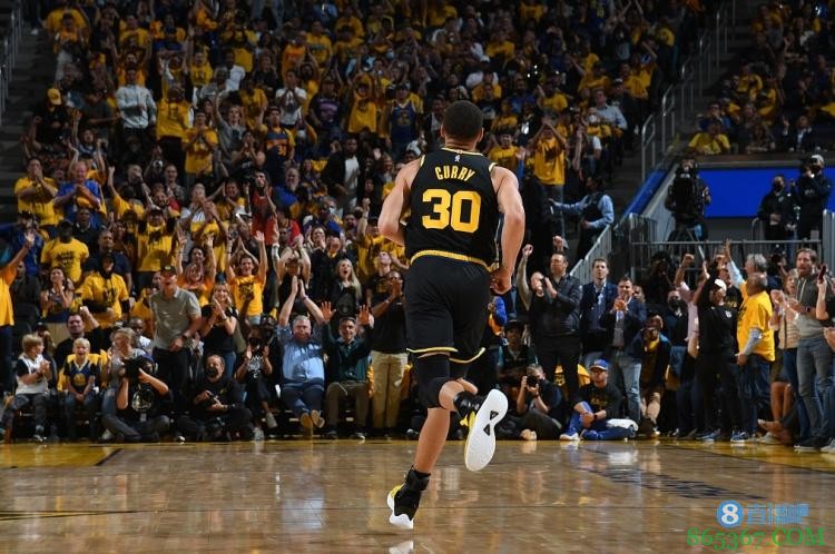 重回西决首战21分12板率队取胜 库里冲上全美推特热搜榜第一位