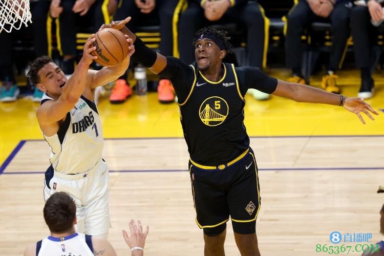 卢尼：库里等后卫给篮筐施加很大压力 队友牵制让我在油漆区得分