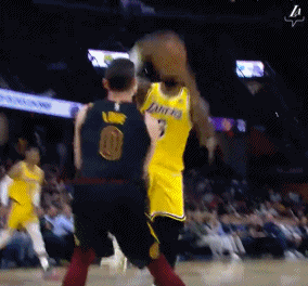 好基友！乐福INS转发此前自己“锁喉”詹姆斯照片