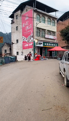 那个摆摊的篮球少年,带着绝杀回来了