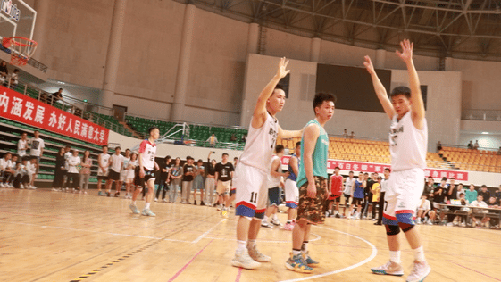 那个摆摊的篮球少年,带着绝杀回来了