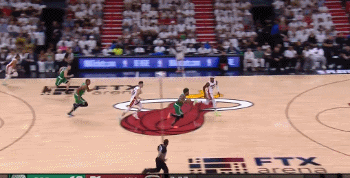 这球你怎么看?希罗钉板追帽斯玛特 裁判吹罚希罗防守犯规