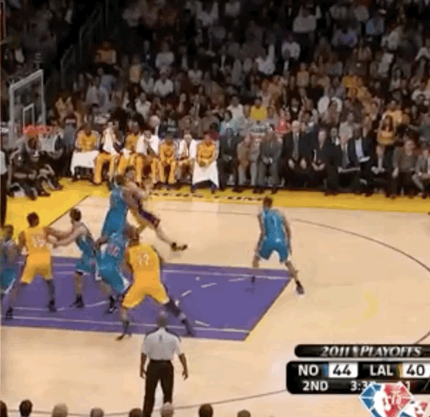 16年前和11年前的今天：科比在季后赛分别隔扣纳什和奥卡福