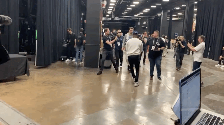 西决咯！东契奇走进球员通道时一路面带微笑?