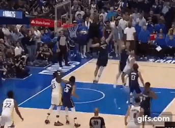 库里传出去的球，维金斯忠实又热血地扣进去了