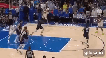 库里传出去的球，维金斯忠实又热血地扣进去了