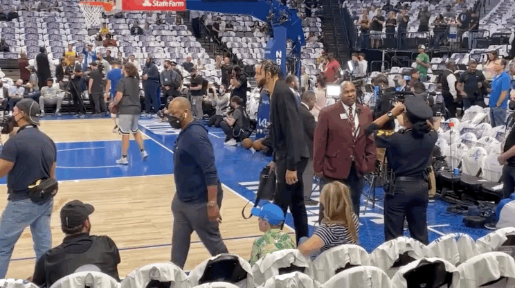 狂热球迷！麦基现身独行侠主场美航中心 继续观战西决G4