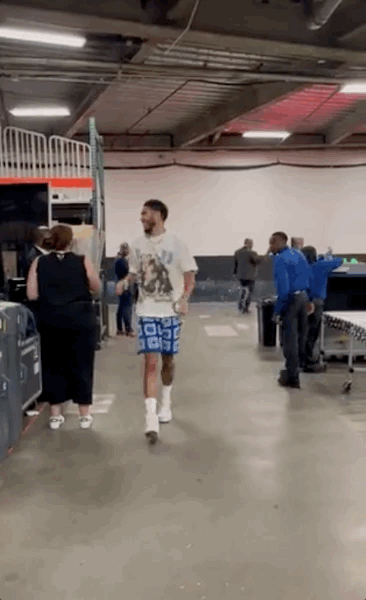 G6赛前塔图姆身穿一件印有杜克恩师老K教练的T恤进场